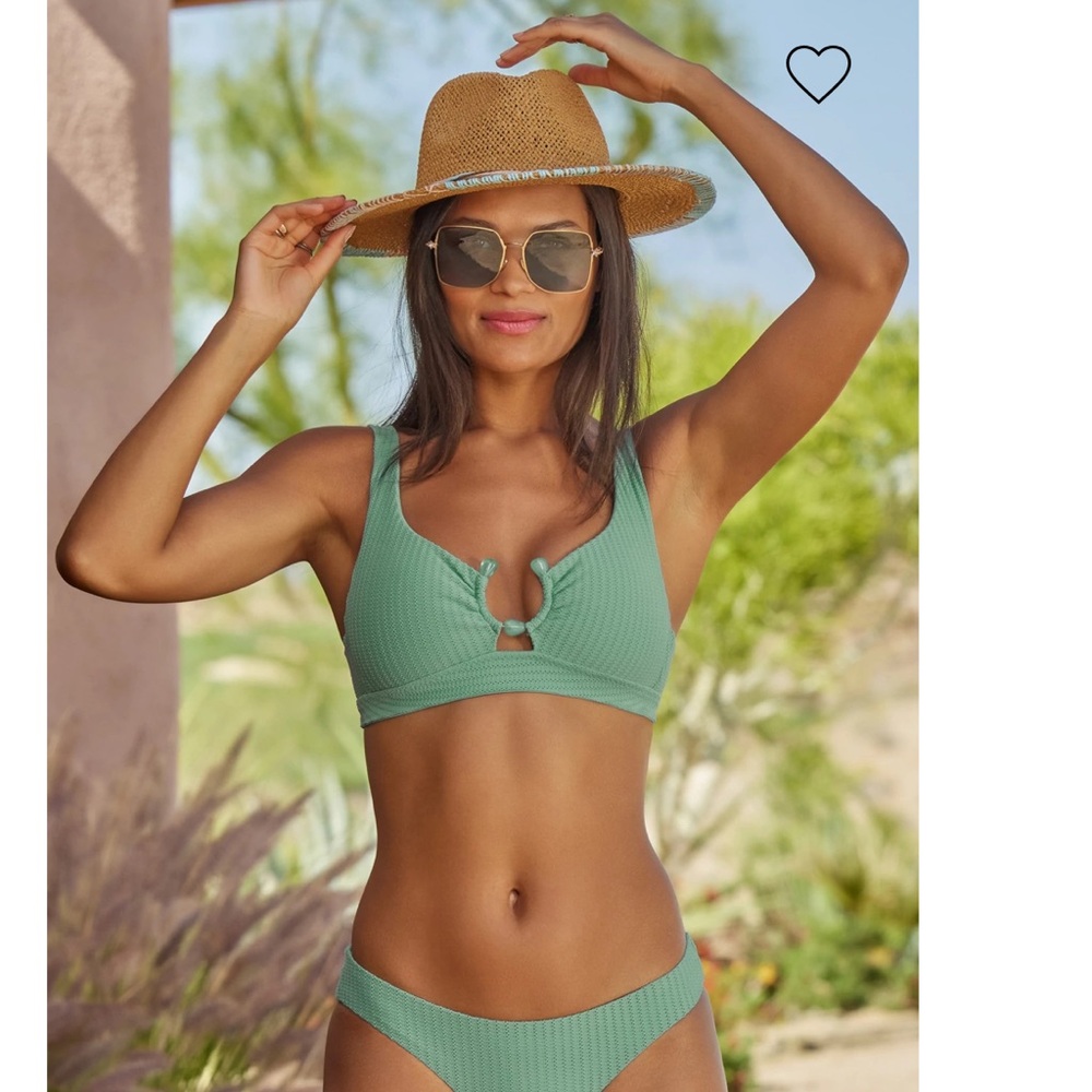 NWT BECCA BY REBECCA VIRTUE
Skylar U-Wire Bikini Top
